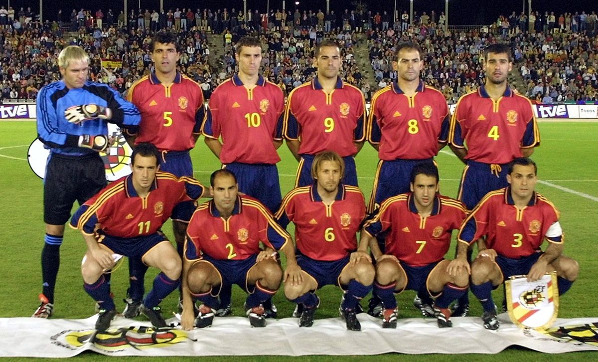 Pep Guardiola and Santi Cañizares, posing with the Spanish national team
