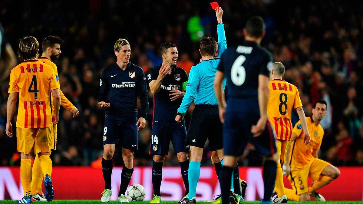 Felix Byrch le enseña la roja a Torres tras la falta a Sergio Busquets