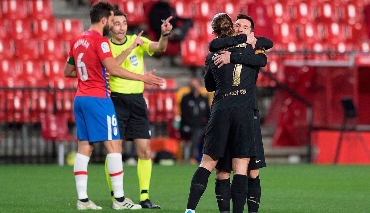 Antoine Griezmann y Leo Messi, abrazándose tras el gol contra el Granada