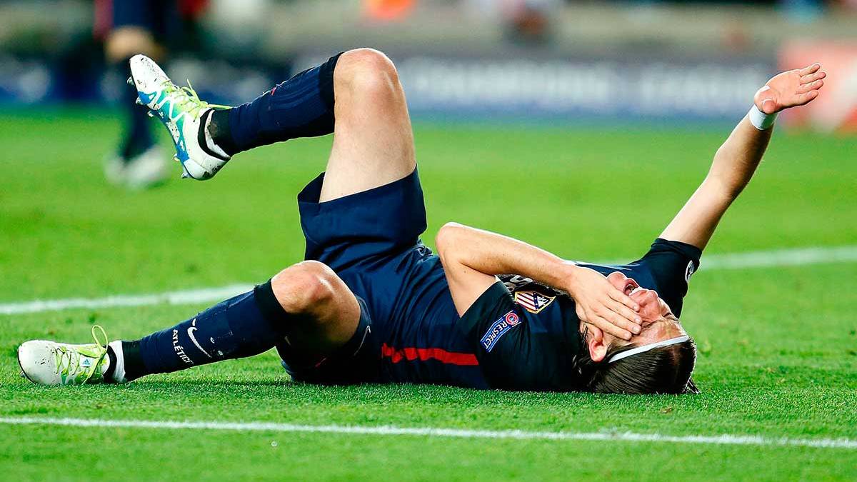 Luis Filipe perdiendo tiempo sobre el suelo del Camp Nou