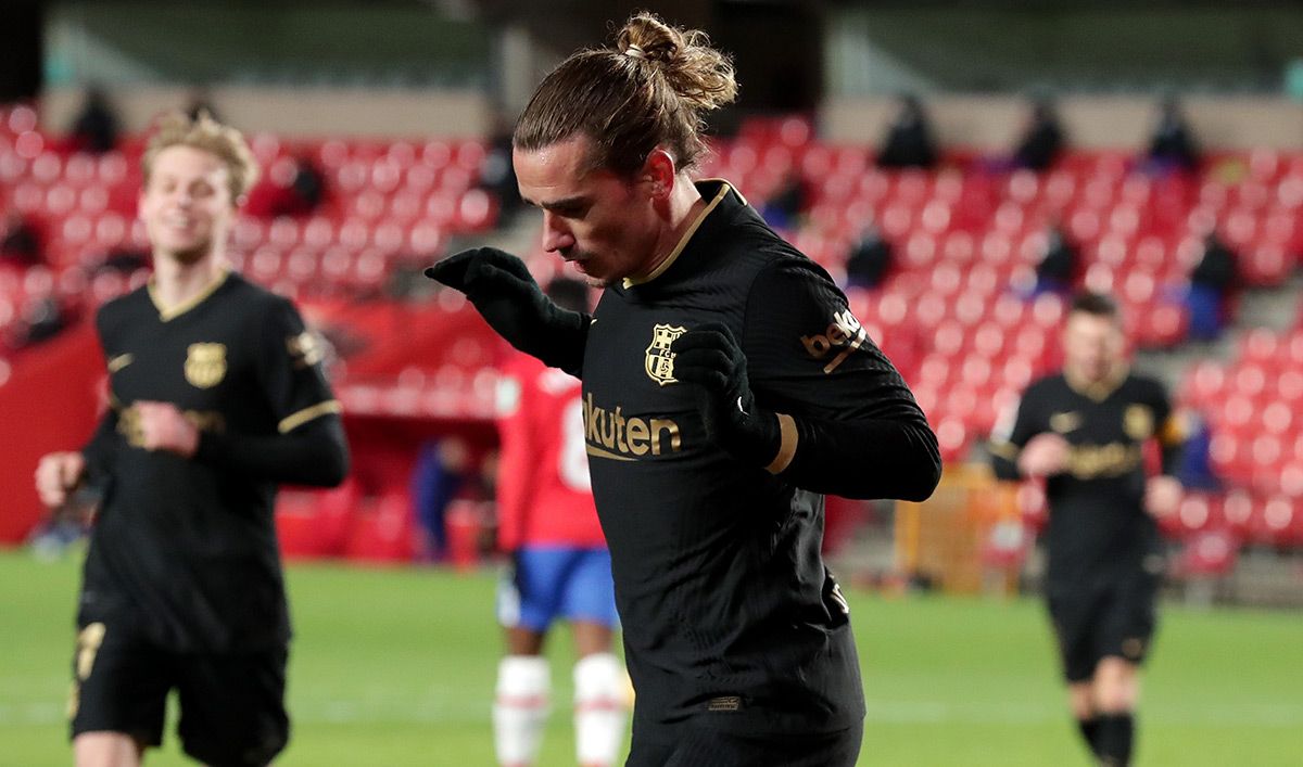 Griezmann, celebrating his second goal in front of the Granada