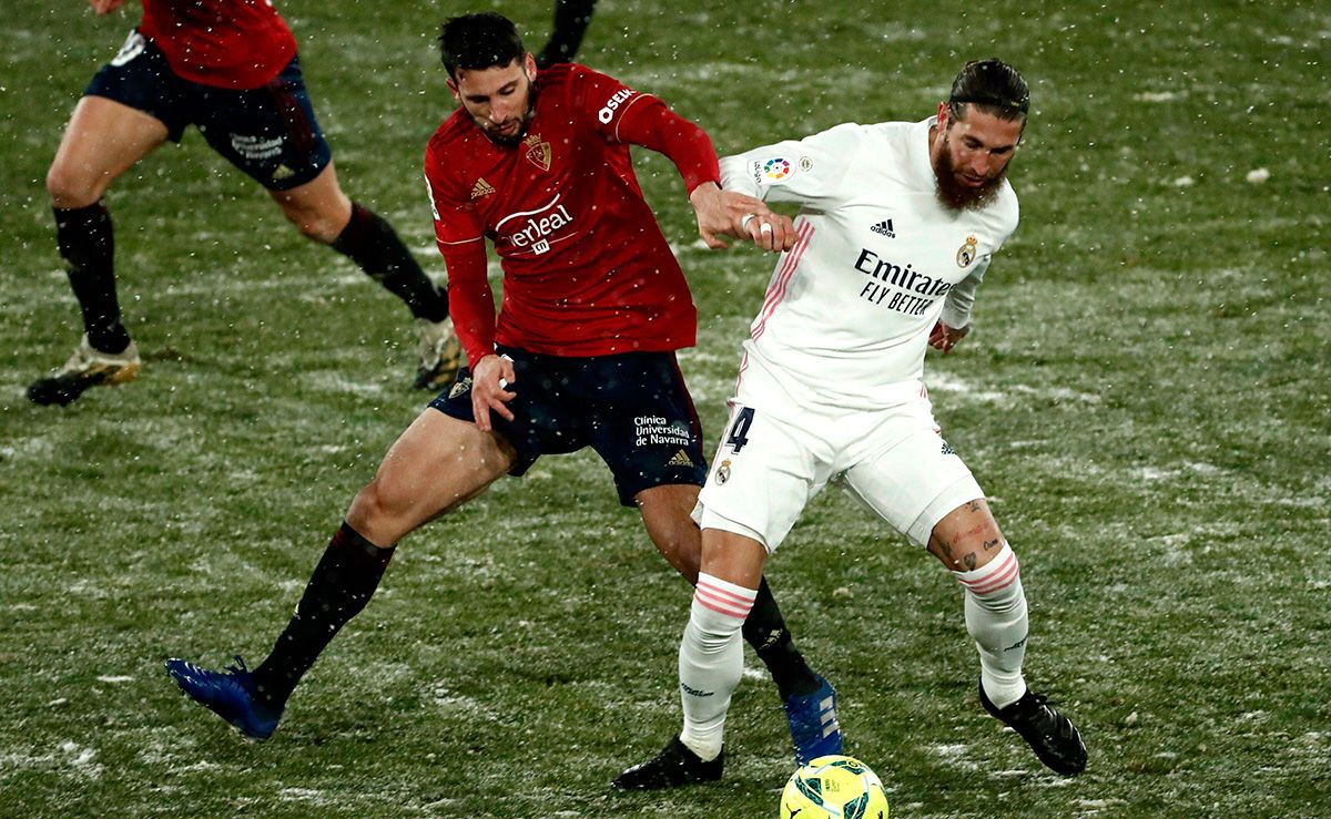 Sergio Ramos pugnando the balloon in the Osasuna Real Madrid