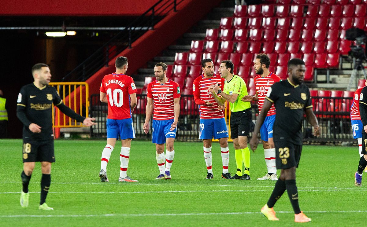 Quejas al árbitro del Granada-FC Barcelona