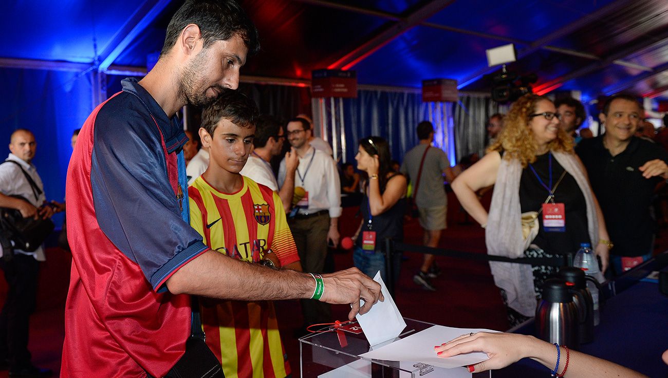 A partner votes in the last elections of the Barça