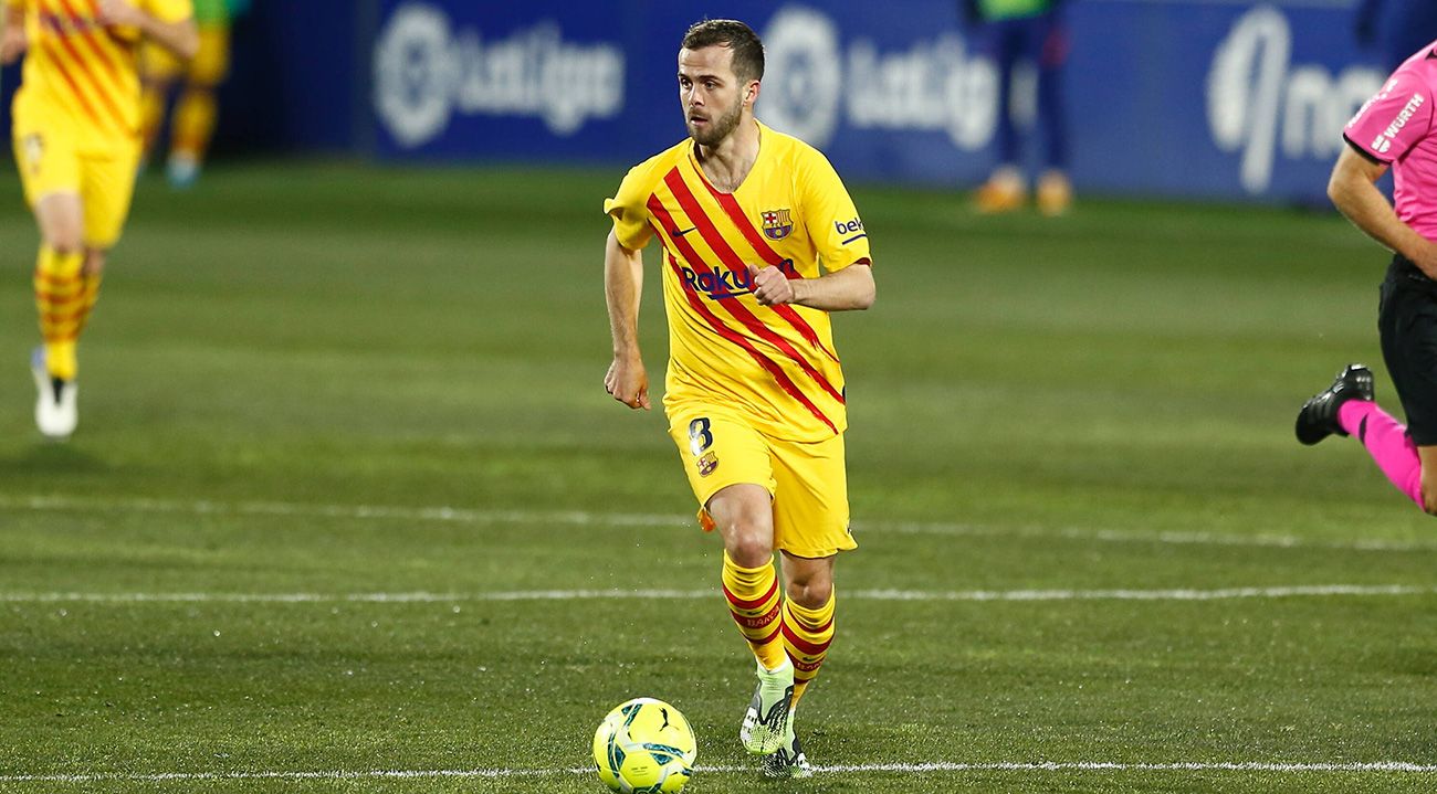 Miralem Pjanic en un partido con el Barça