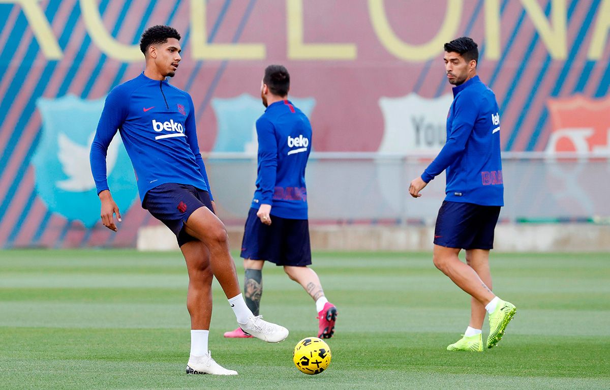 Ronald Araújo junto a Luis Suárez