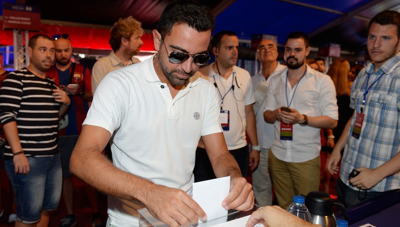 Xavi voting in the last elections of the Barça