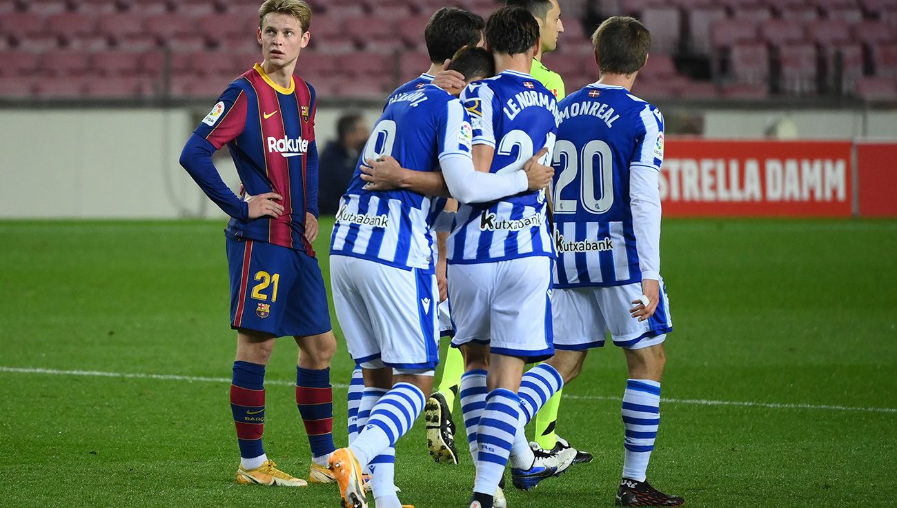 The players of the Real Sociedad celebrate a goal