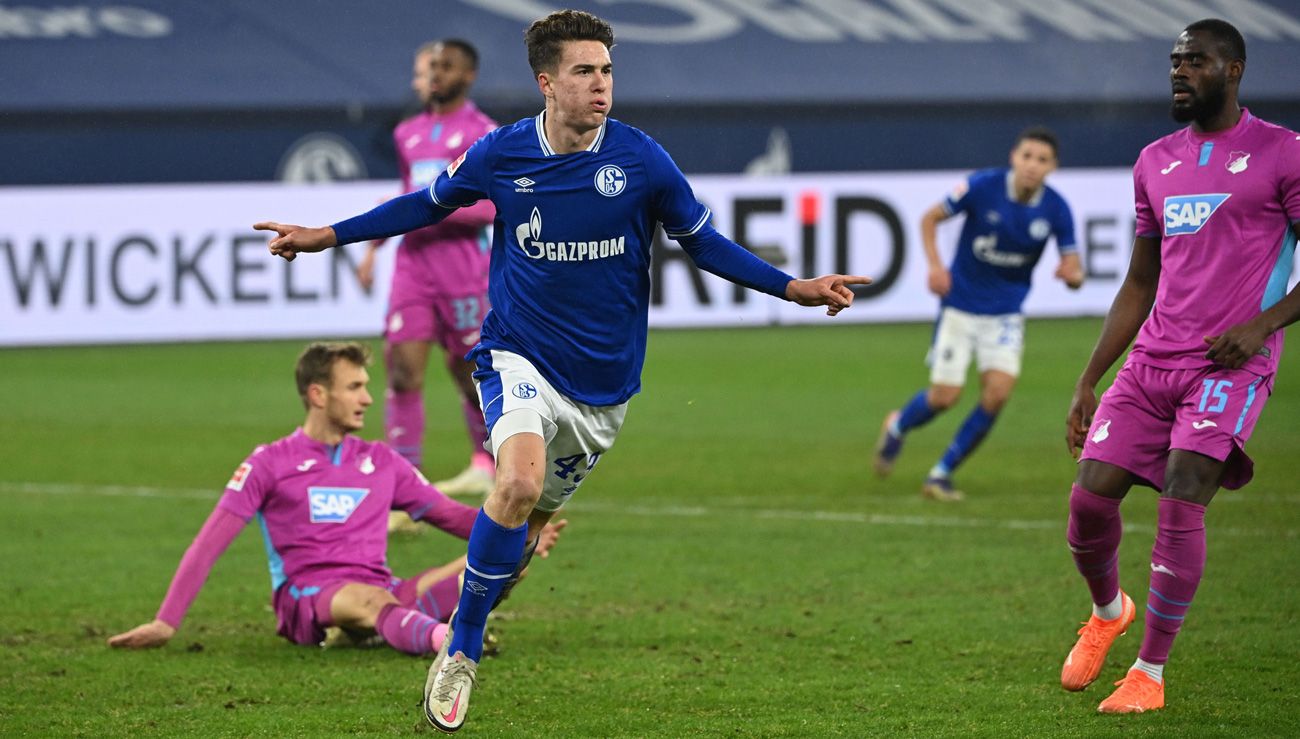 Matthew Hoppe celebra un gol con el Schalke