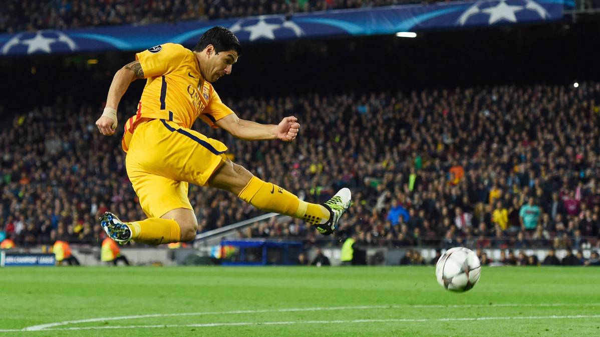 Luis Suárez, rematando un balón en el FC Barcelona-Atlético