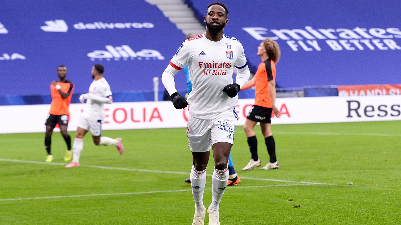 Moussa Dembélé Celebrates a goal with the Lyon