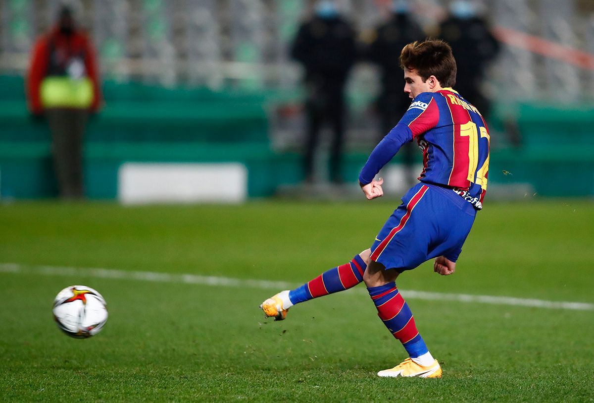 Riqui Puig, lanzando el penalti decisivo