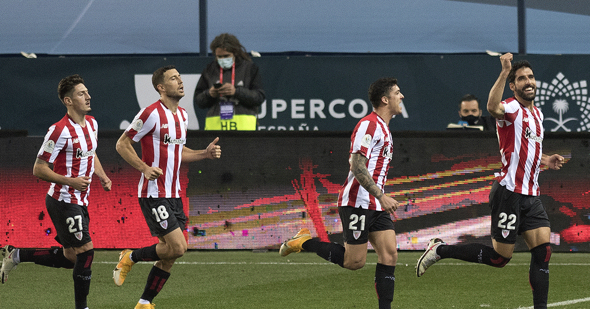 The players of the Athletic Bilbao celebrate a goal in front of the Real Madrid