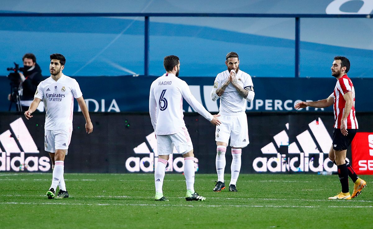 Marco Asensio junto a Nacho y Sergio Ramos en el Athletic Club Real Madrid