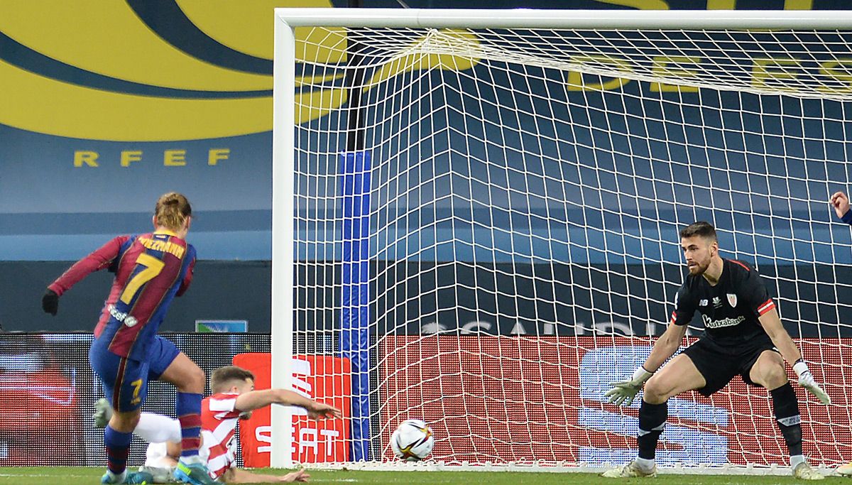 Antoine Griezmann, marcando el primer gol de la Supercopa de España ante el Athletic
