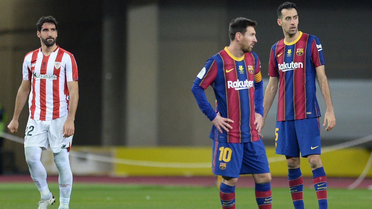 Messi y Busquets se lamentan con Raúl García a su lado