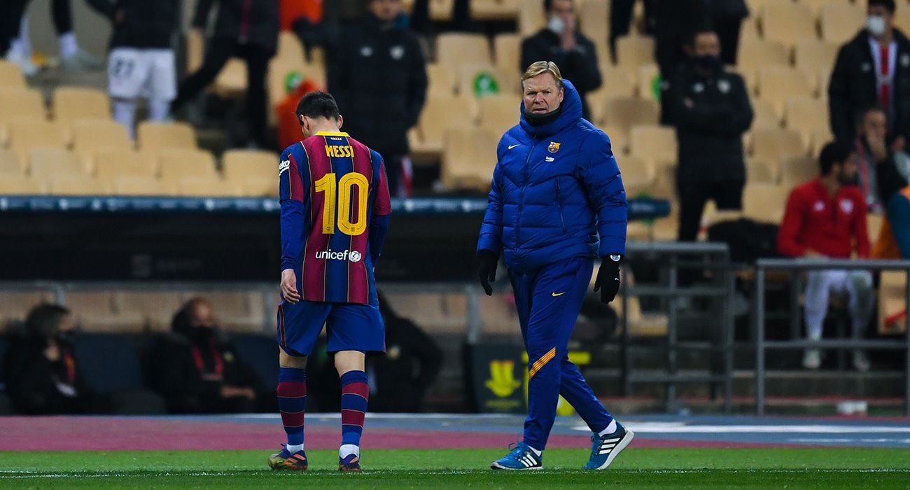 Leo Messi se va al vestuario expulsado con Koeman a su lado