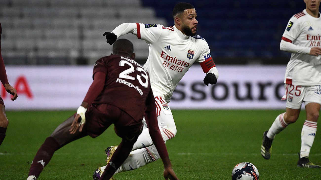 Memphis Depay en un partido con el Lyon