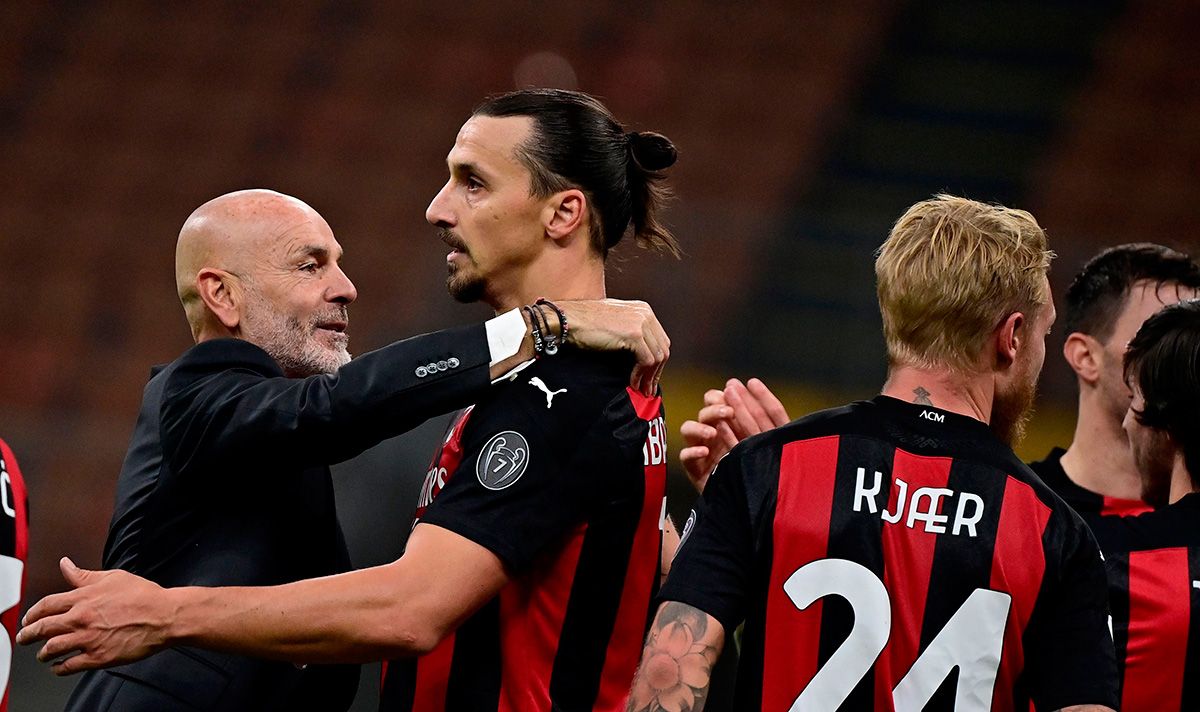 Stefano Pioli junto a Zlatan Ibrahimovic en un partido del AC Milan