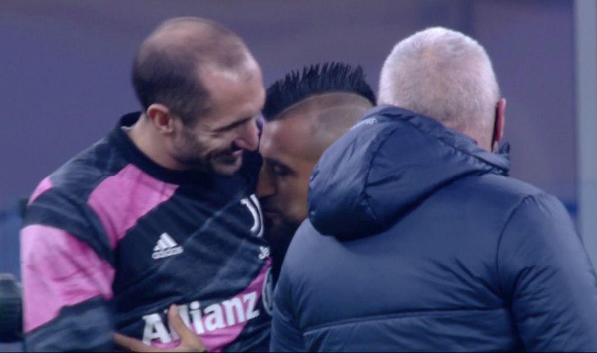 Arturo Vidal, kissing the shield of the Juventus of Turín