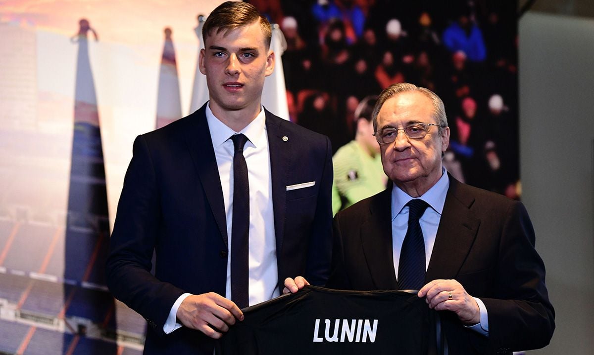 Andriy Lunin, presented with Florentino Pérez in the Real Madrid