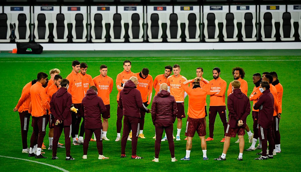 Zinedine Zidane, durante una charla con sus jugadores