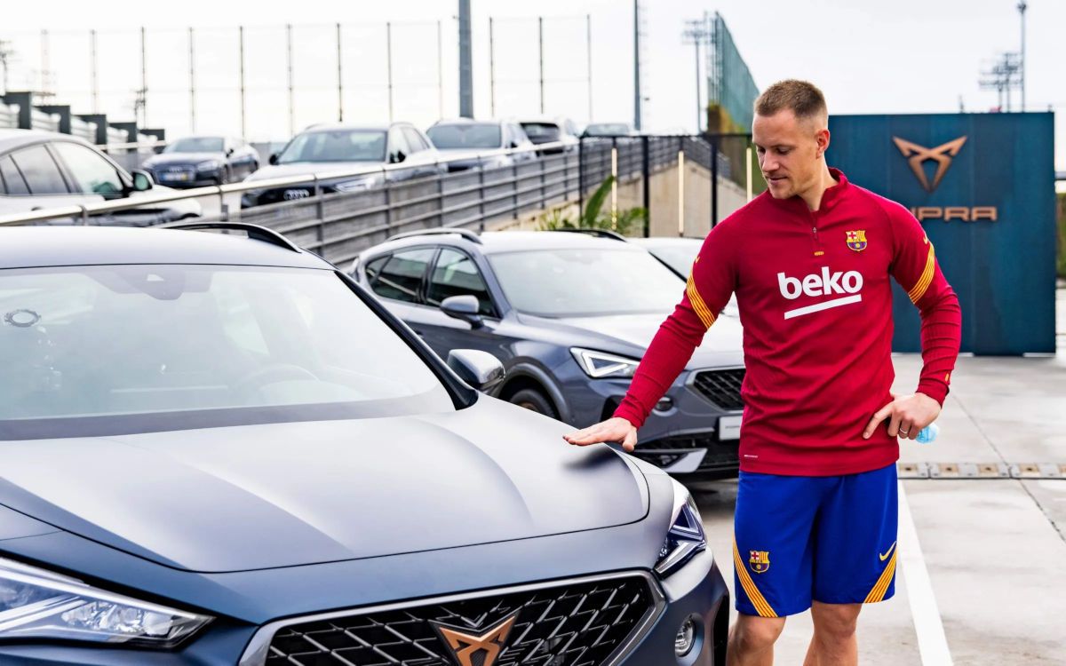 Ter Stegen con un vehículo de la compañía Cupra / Foto: FCBarcelona