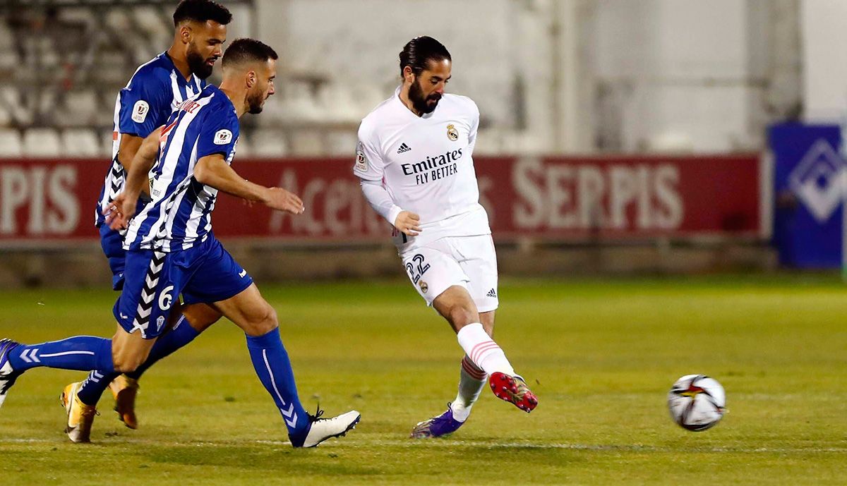 Isco Gives a pass against the Alcoyano