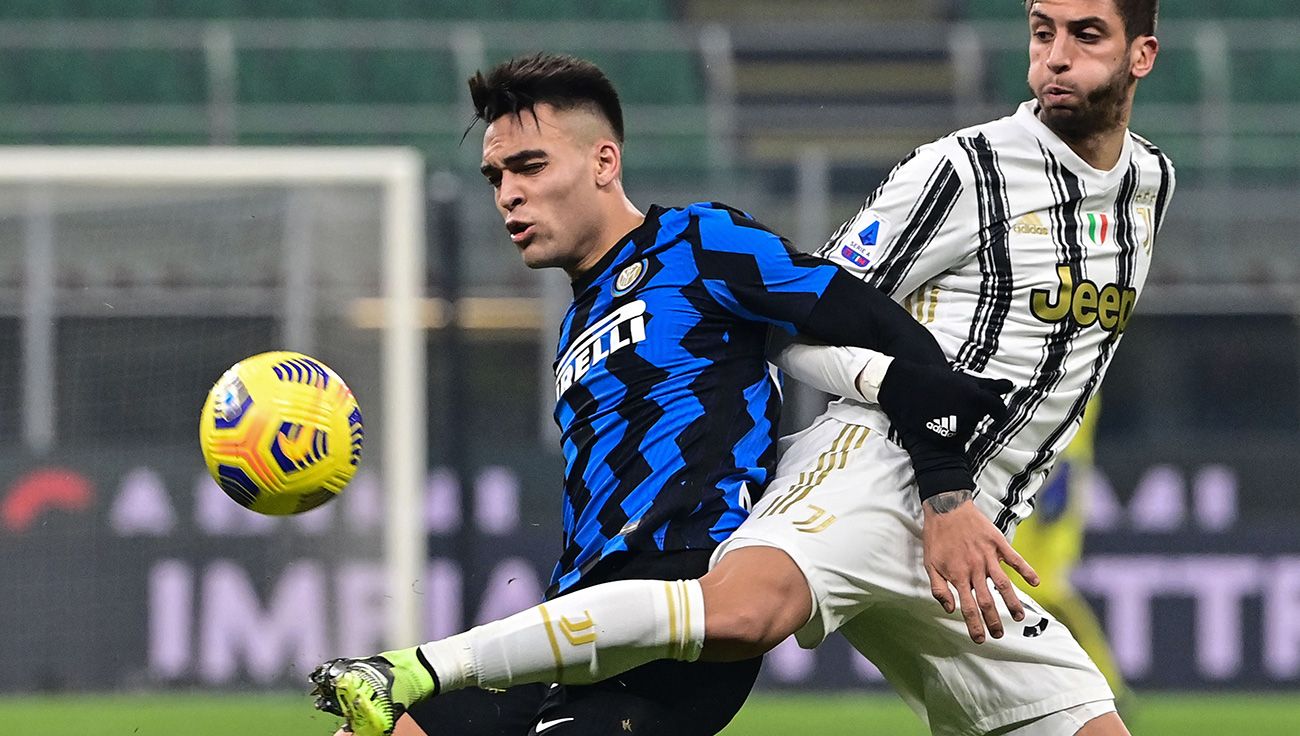 Lautaro en un lance de juego con un jugador de la Juve