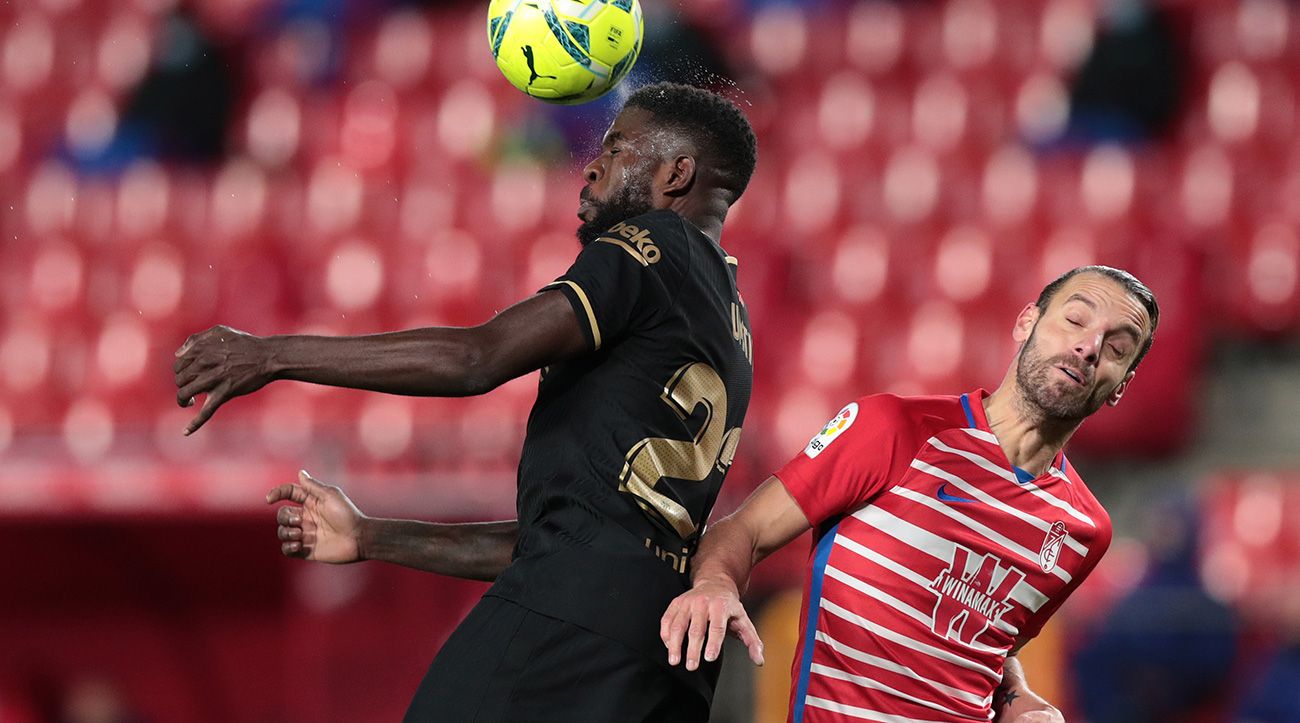 Samuel Umtiti despeja de cabeza ante Soldado