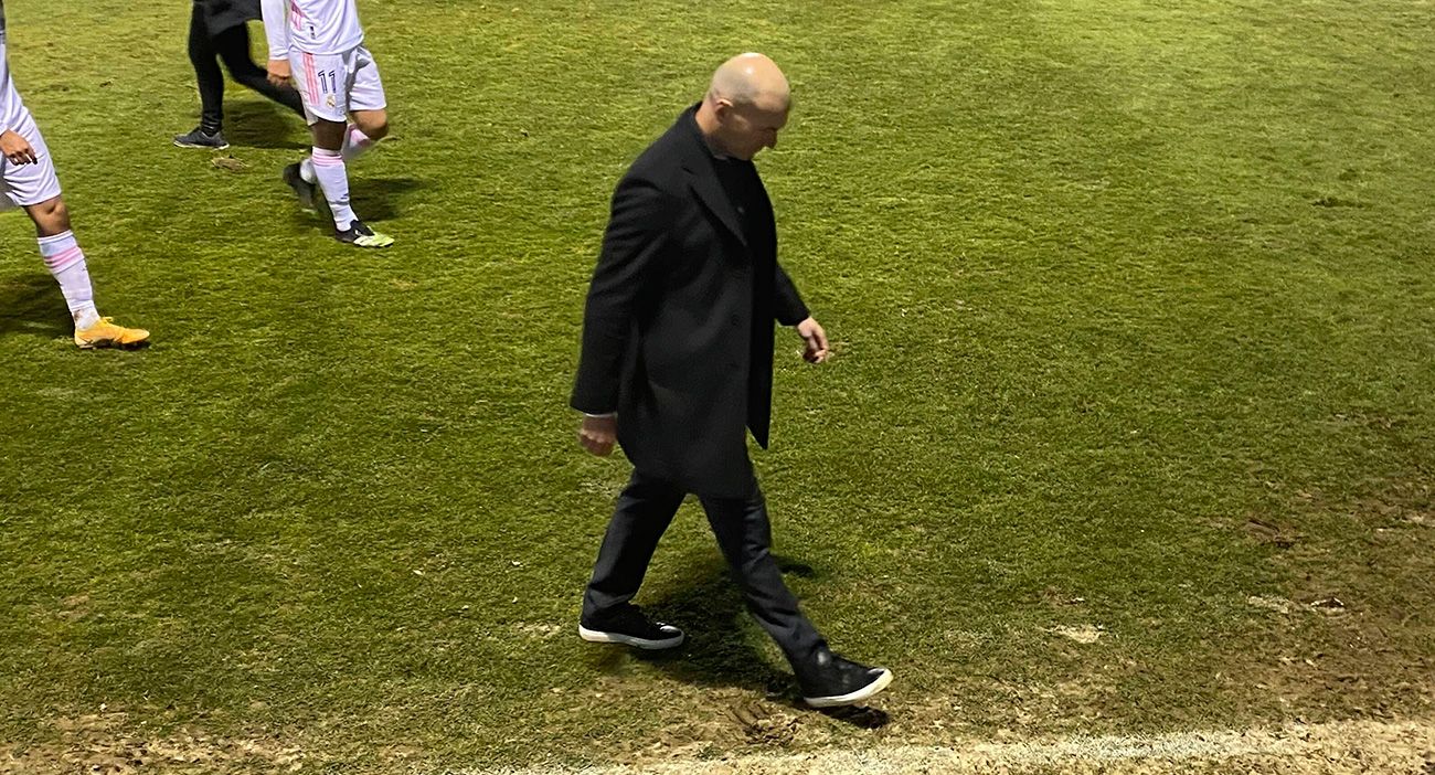 Zidane leaves  of the field of the Alcoyano after losing
