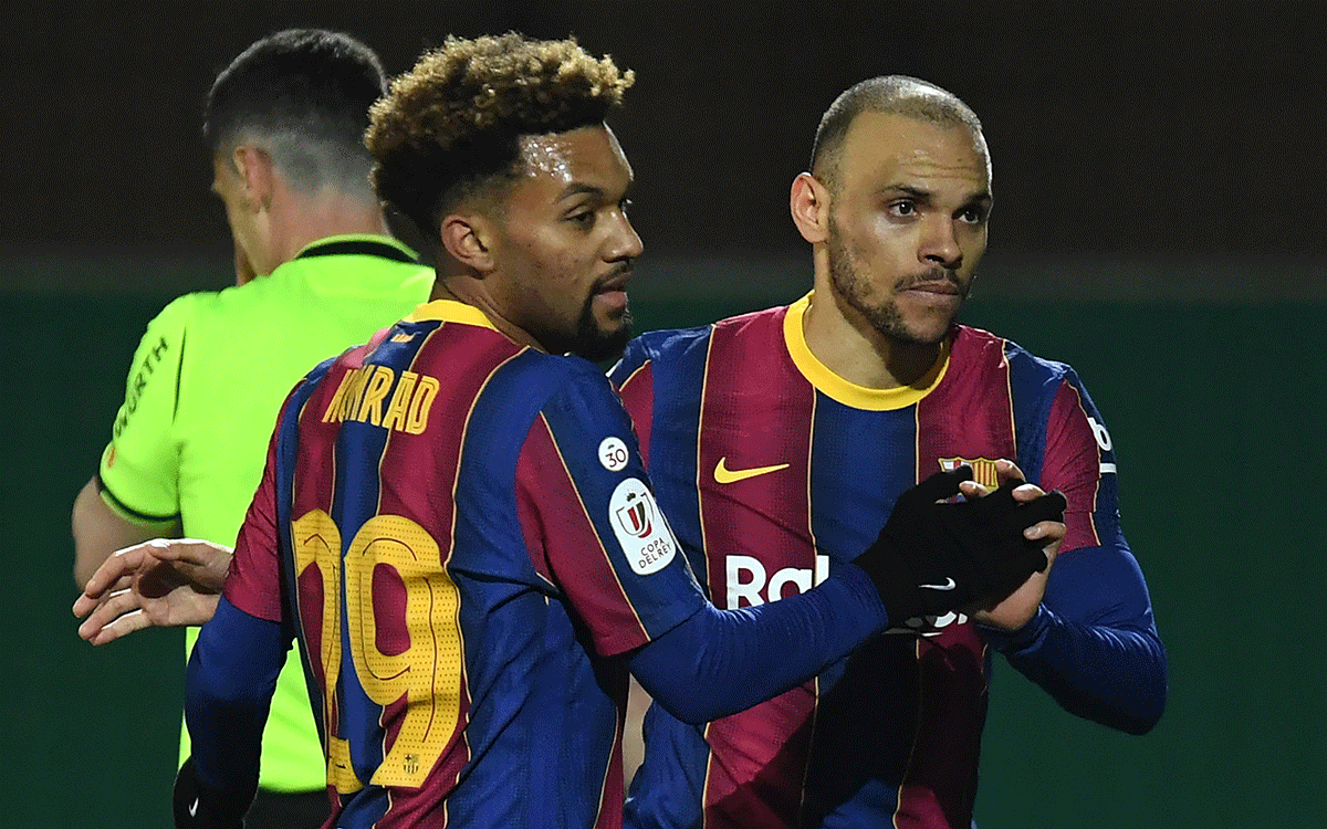 Martin Braithwaite celebrates with Konrad de la Fuente his goal in front of the Cornellá