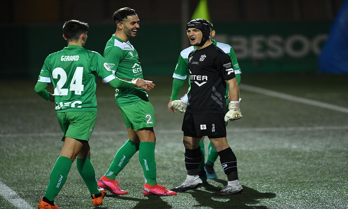 Ramón Juan, celebrando uno de los penaltis que detuvo ante el Barcelona