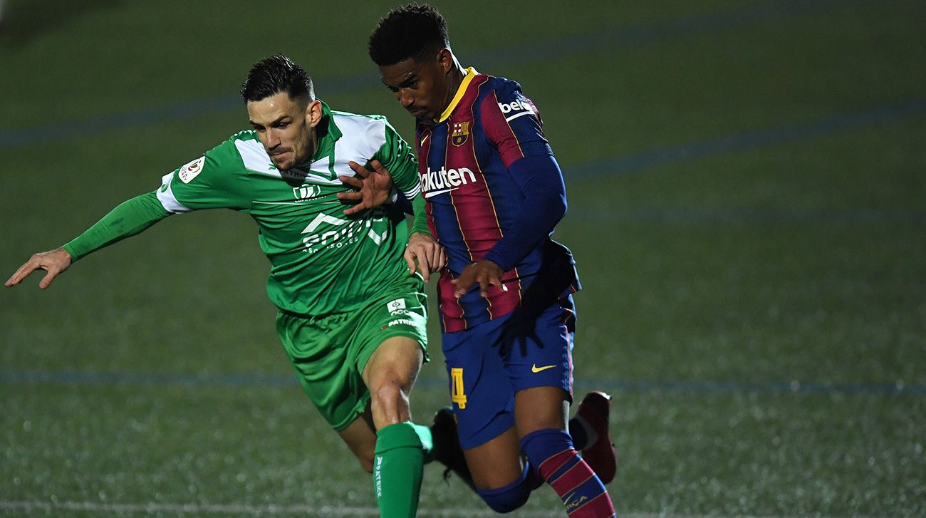 Junior Firpo in the party in front of the Cornellà