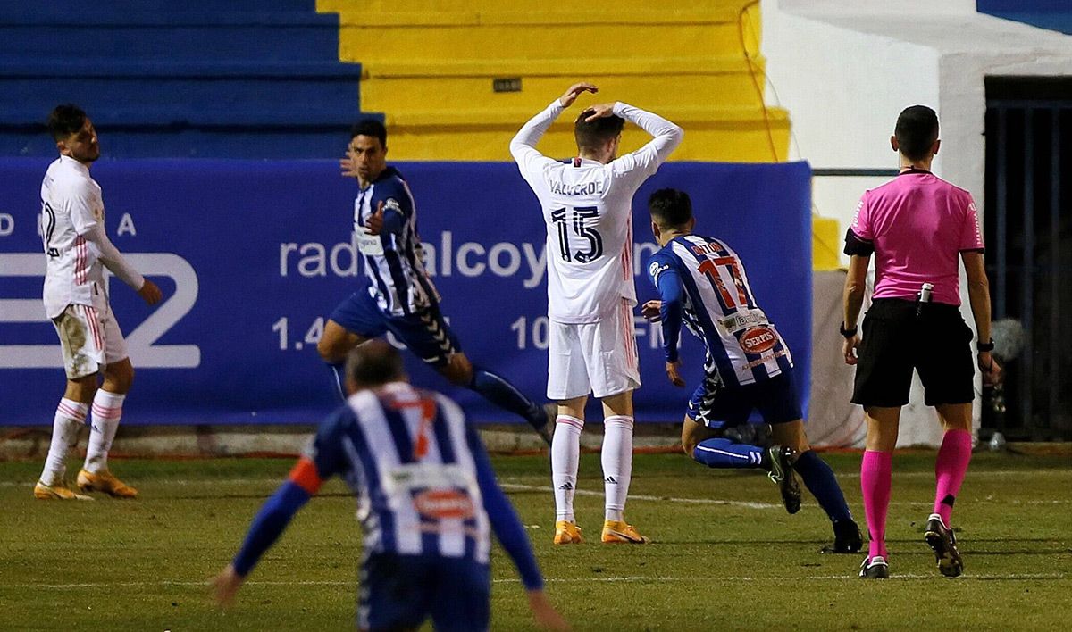 Fede Valverde, llevándose las manos a la cabeza tras el segundo gol del Alcoyano