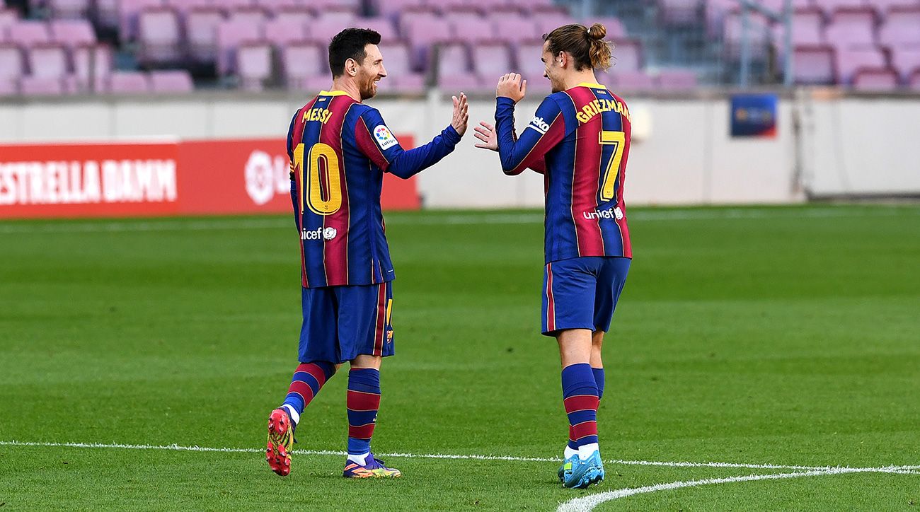 Griezmann y Messi celebran un gol con el Barça
