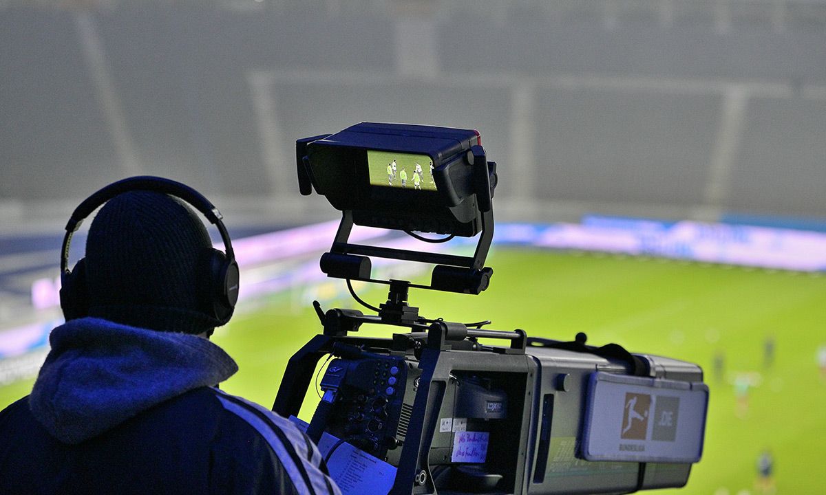 Un cámara, grabando un partido de fútbol en España
