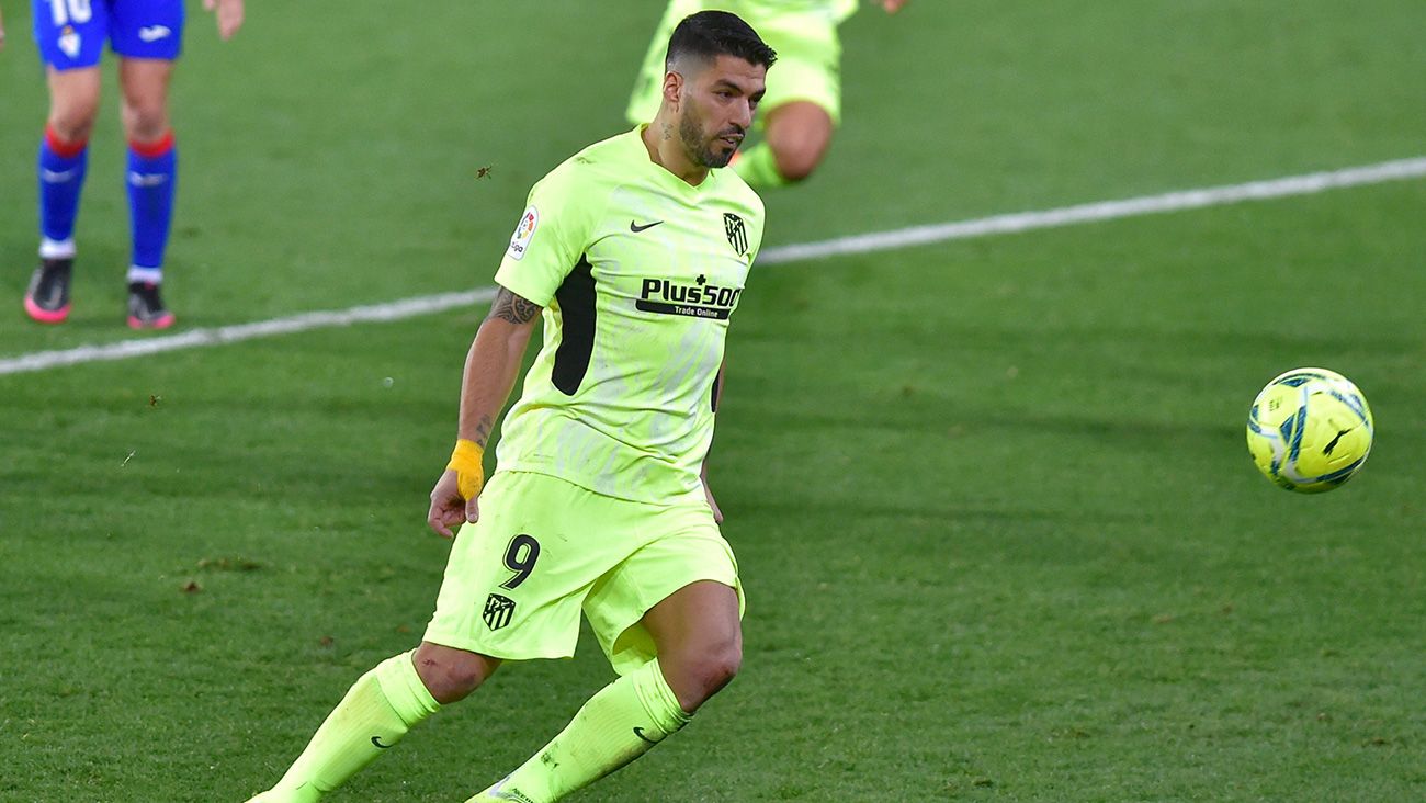 Luis Suárez launches a penalti to the 'Panenka'