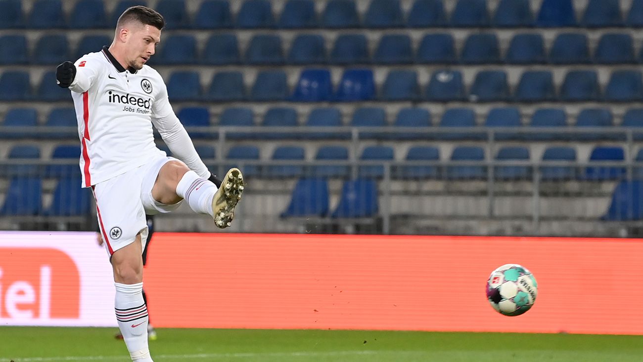 Luka Jovic marca su tercer gol con el Eintracht