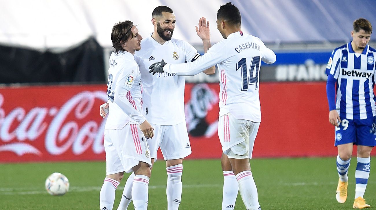 Casemiro, Modric y Benzema celebran un gol