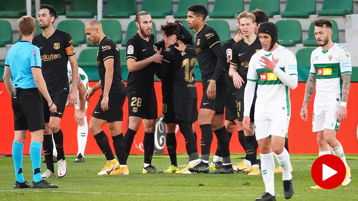 The FC Barcelona, celebrating the goal of Riqui Puig in front of the Elche