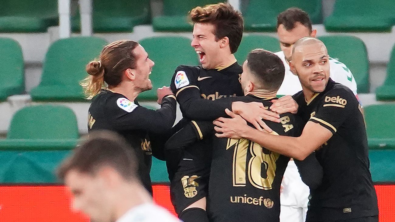 Riqui Puig celebrates his goal in Elche beside his mates