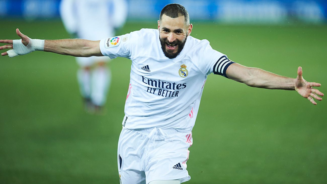 Karim Benzema celebra un gol con el Madrid