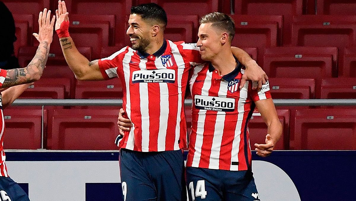 Luis Suárez y Marcos Llorente celebran un gol