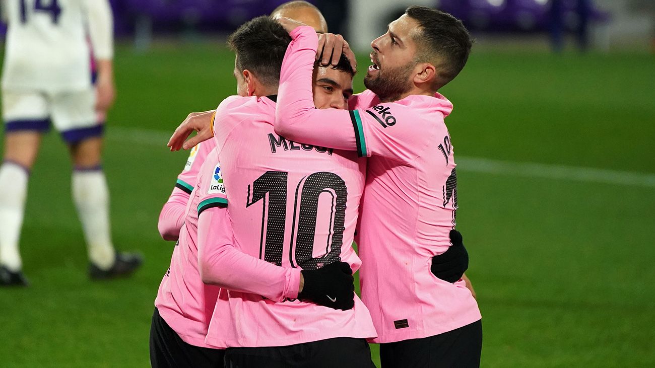Jordi Alba celebrates a goal with Messi and Pedri