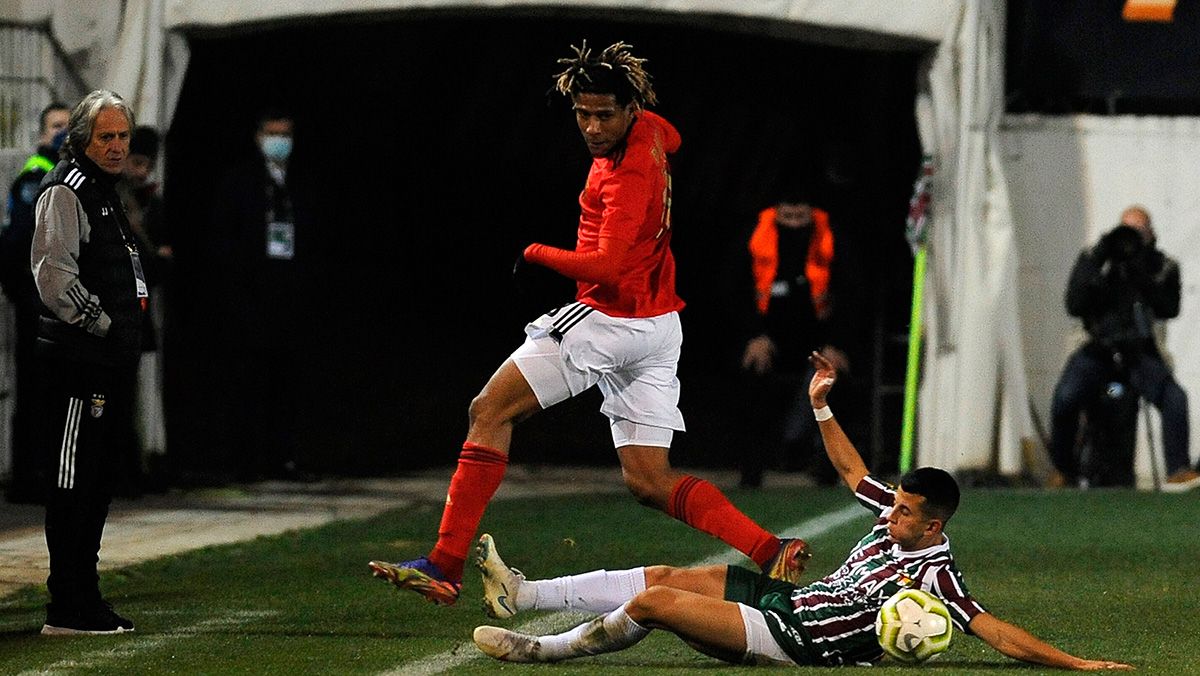 Todibo en un partido con el Benfica