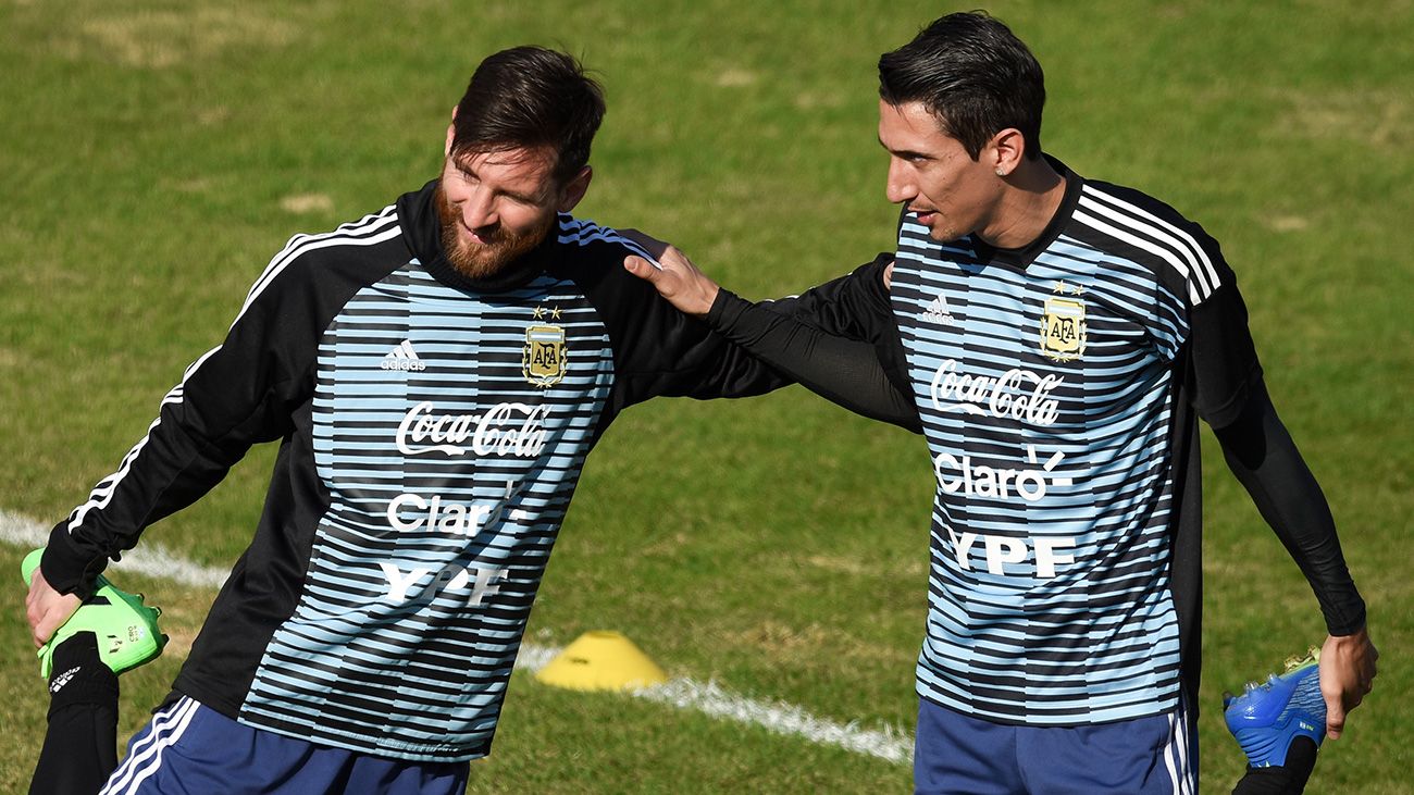 Leo Messi y Ángel Di María en un estiramiento