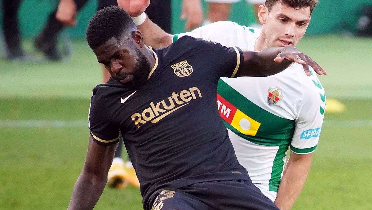 Samuel Umtiti en un duelo con un jugador del Elche