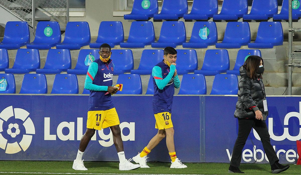 Dembélé y Pedri, calentando en el banquillo del FC Barcelona