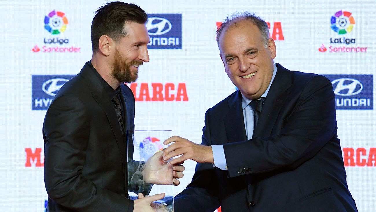 Javier Tebas, entregando a Leo Messi el Premio Di Stéfano de LaLiga